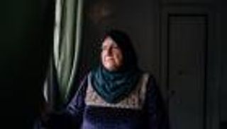 "لم يكونوا بشرًا".. قابلة أطفال الدواعش بالرقة تروي جرائمهم