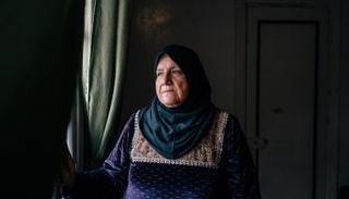 القابلة تتذكر بألم