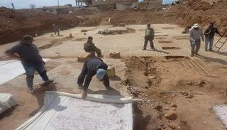 جانب من أعمال تنظيف ونقل ثاني أكبر لوحة فسيفساء في العالم