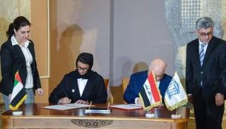 نورة الكعبي أثناء توقيع مذكرة التفاهم 