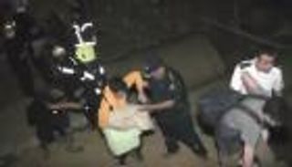 بالفيديو.. الشرطة المصرية تنقذ 25 طالبا احتجزتهم السيول