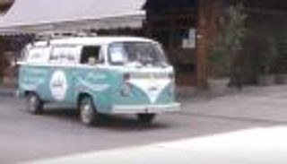   حافلة انتخابية عتيقة.. روح الابتكار ترفرف على برلمانيات لبنان