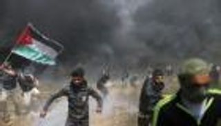 فلسطينيون يعبرون السياج الفاصل بين إسرائيل وغزة