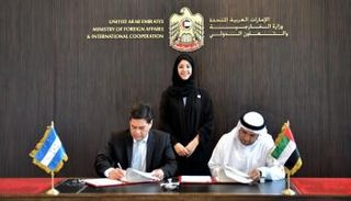 السفير يعقوب يوسف الحوسني خلال توقيع المذكرة