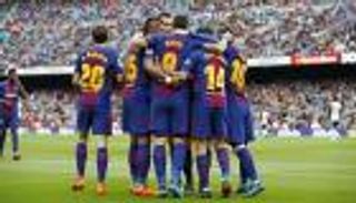 لاعبو ديبورتيفو لاكورونيا يكرمون برشلونة بعد فوزه بكأس ملك إسبانيا