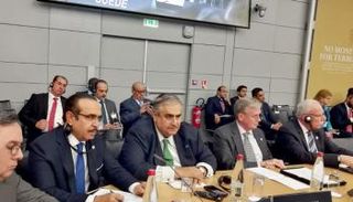وزيرا داخلية وخارجية البحرين خلال المؤتمر