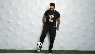 تامر حسني أثناء تصوير أغنية "ألوان"