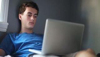 نوم المراهقين مبكرا يقلل من أنشطتهم الساكنة