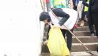 بالصور.. وزيرة جزائرية تتحول إلى عاملة نظافة