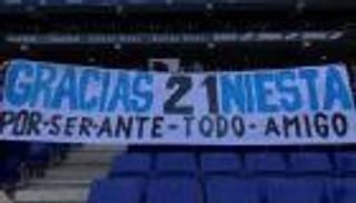 جماهير إسبانيول تكرم إنييستا قبل مواجهة لاس بالماس