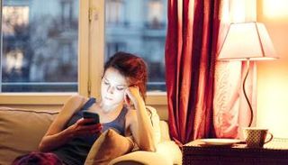 استخدام الهواتف المحمولة بشكل مفرط يؤدي إلى الاكتئاب والعزلة