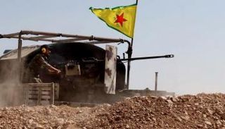 مقاتل تابع لقوات سوريا الديمقراطية (أرشيفية)