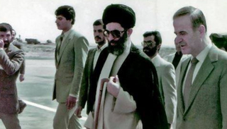 الرئيس السوري الراحل حافظ الأسد وعلي خامنئي مرشد إيران الحالي