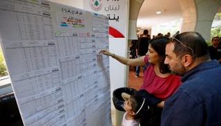 ناخبون خلال التصويت بالخارج - رويترز