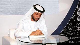 باحث إماراتي يوقع كتابه في معرض أبوظبي للكتاب