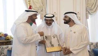 أثناء تسلم كتاب "أم كلثوم في أبوظبي"