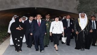 رئيس الوزراء الياباني شينزو آبي  يزور "صرح زايد المؤسس"