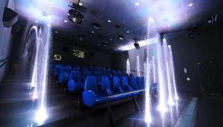 تدمج تجربة “سيني سبلاش” بين الحواس الخمسة من خلال فيلم ثلاثي الأبعاد