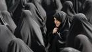 كيف استغلت استخبارات إيران أرامل قتلى حرب العراق؟