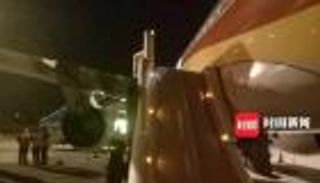 صيني يفتح مخرج طوارئ الطائرة "لاستنشاق الهواء النقي"