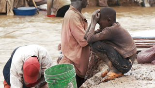 الأطفال يستخدمون للتنقيب عن معدن "الكوبالت"