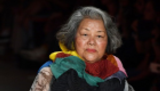 عارضة أزياء خمسينية في أسبوع الموضة بالبرازيل