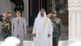 الشيخ محمد بن زايد ورئيس وزراء اليابان يبحثان الملفات المشتركة