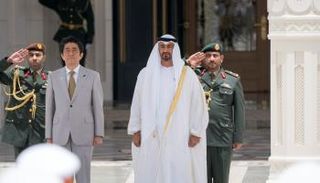 الشيخ محمد بن زايد آل نهيان وشينزو آبي رئيس وزراء اليابان