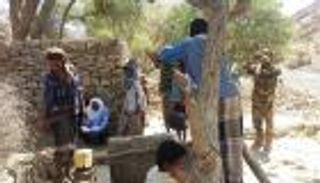 الهلال الأحمر الإماراتي يحفر بئر مياه لأهالي القبيطة بلحج اليمنية