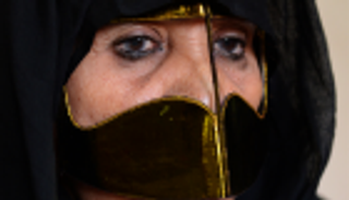 البرقع الإماراتي.. هوية اجتماعية وزينة للمرأة