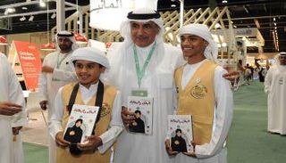 اللواء محمد خلفان الرميثي يتوسط الأطفال بمعرض الكتاب