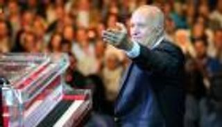  عمر خيرت يهدي محمد صلاح لحنا خاصا