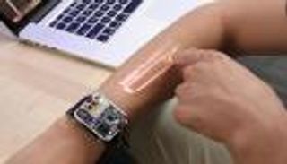 بالفيديو.. ساعة ذكية تحوّل ذراعك إلى شاشة تعمل باللمس