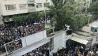 عمال إيران.. حشود أمام البرلمان والأمن يقمعهم