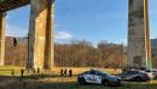 بالصور.. ما السر وراء تحليق هذه السيارة في الهواء؟