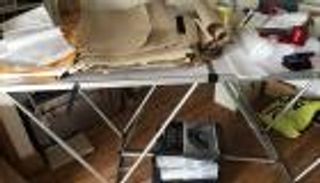 شابة بريطانية تؤلف كتابا بإشارات عينيها 