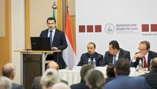 السفير آل جابر يتحدث بندوة فيينا حول اليمن 