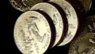 للأسبوع الثالث.. الدولار القوي يرتفع على حساب الذهب