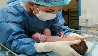 منظمة الصحة العالمية تشيد بدور القابلات