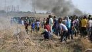 متظاهرون يقتحمون معبر كرم أبو سالم و431 جريحا بـ"جمعة عمال فلسطين"