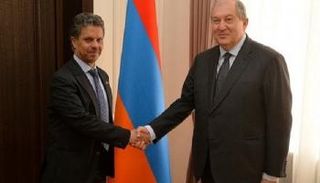 الرئيس الأرميني خلال استقباله سفير دولة الإمارات