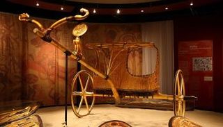 مصنوعة من الخشب والذهب 