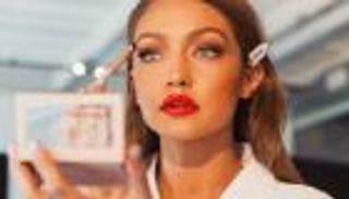 جيجي حديد تعتذر عن طلتها الأخيرة في مجلة فوج إيطاليا