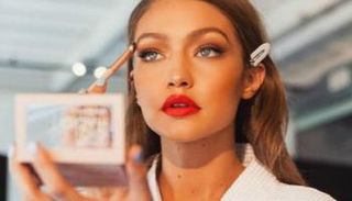 جيجي حديد تعتذر عن طلتها الأخيرة في مجلة فوج إيطاليا