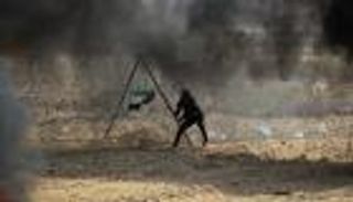 قص السلك.. مهمة محفوفة بالمخاطر على حدود غزة