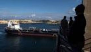 لوموند تكشف طرق تهريب النفط الليبي إلى إيطاليا