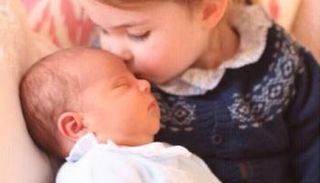 الأمير لويس بين يدي شقيقته الأميرة تشارلوت