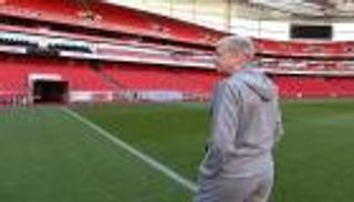 بالصور .. فينجر يودع ملعب "الإمارات"