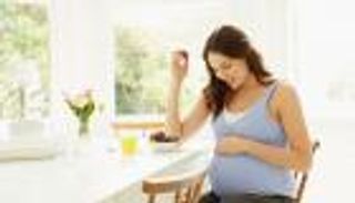 احترسي.. الوجبات السريعة تؤثر على الخصوبة وسرعة الحمل