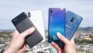 الهواتف الأربعة التي أجري عليها الاختبار